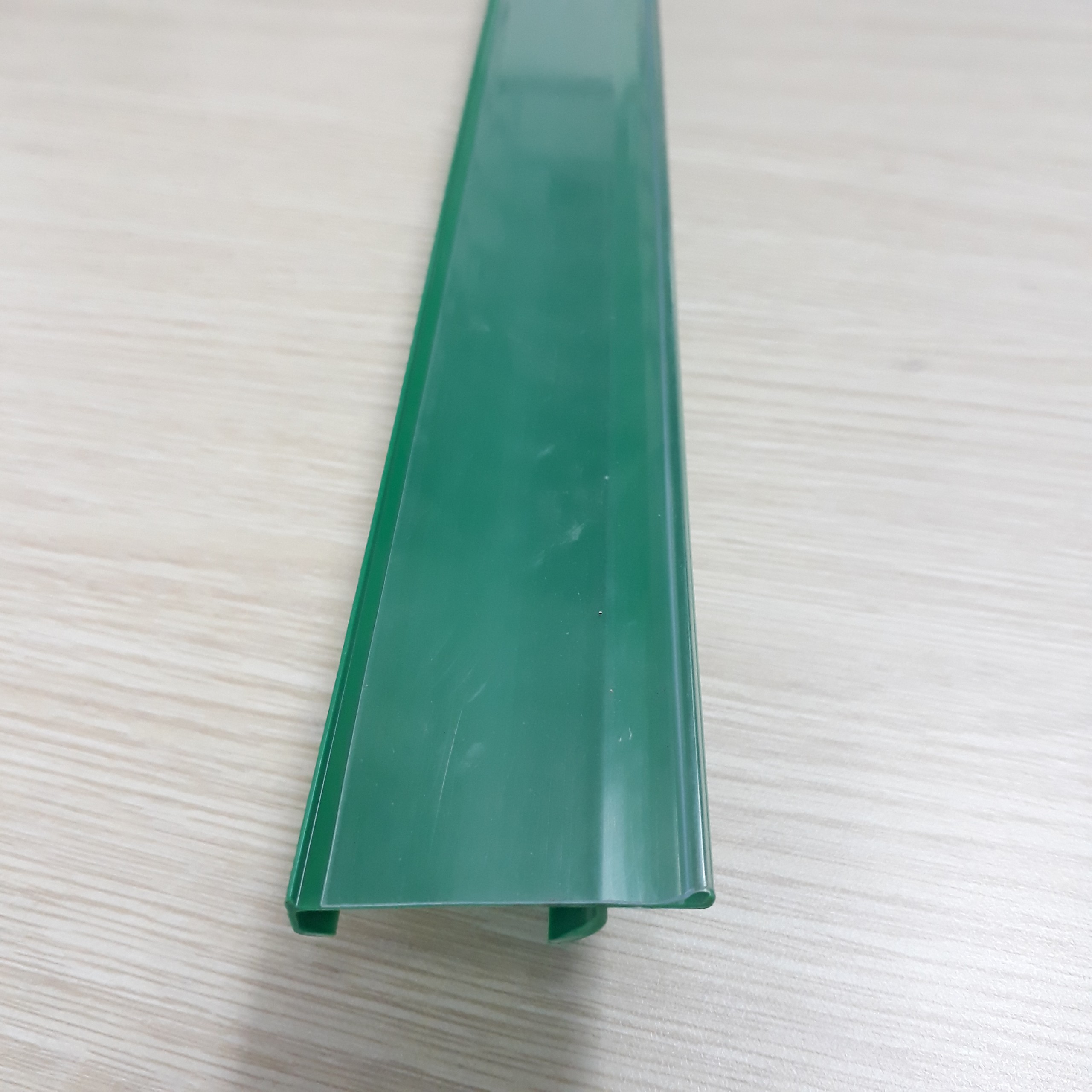 Nẹp nhựa cài giá màu xanh lá dài 1190mm