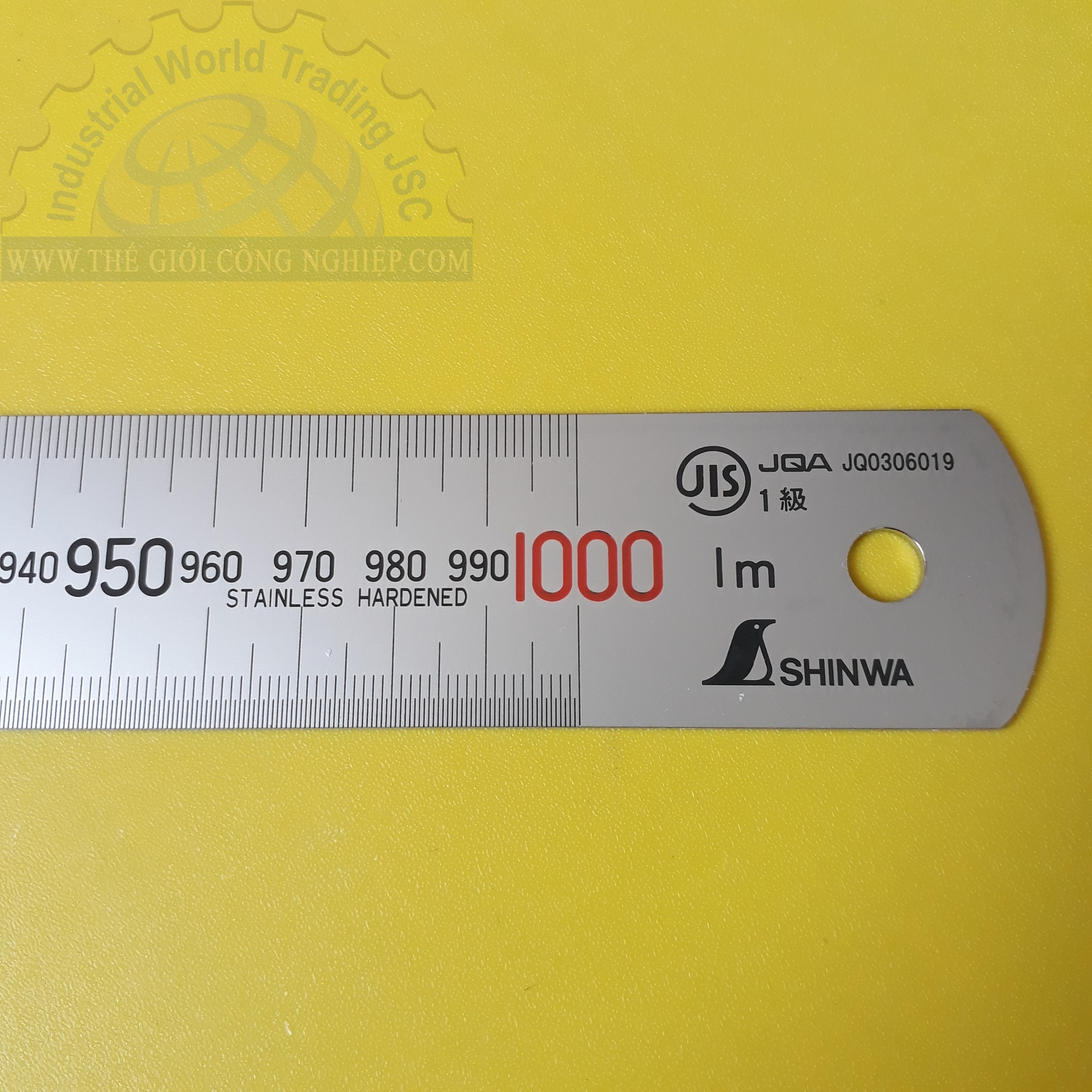 Thước lá thẳng SHINWA 13048, chiều dài đo 1000mm,  1050x35x1.5mm, chất liệu Inox mạ nhũ