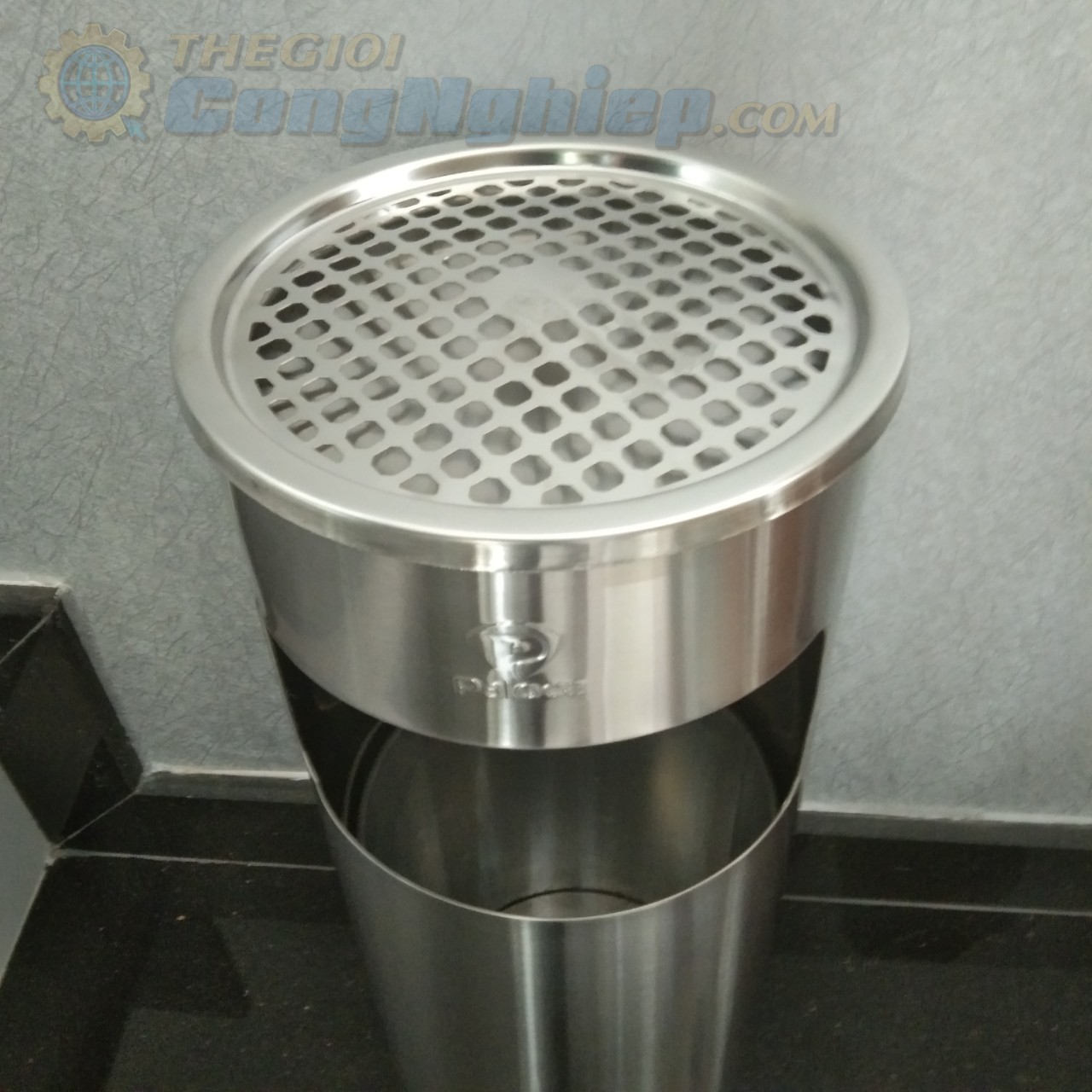 Thùng rác inox tròn màu trắng có gạt tàn 