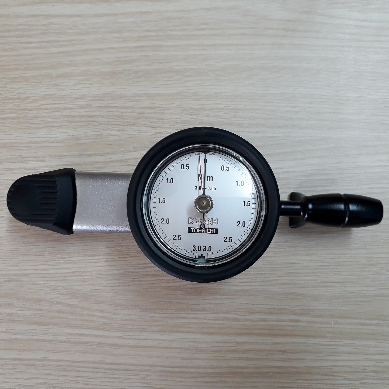 Cờ lê đo lực xoắn siết Tohnichi DB3N4-S, dải lực 0.3 - 3 N.m, đầu siết 1/4in, có đồng hồ hiển thị
