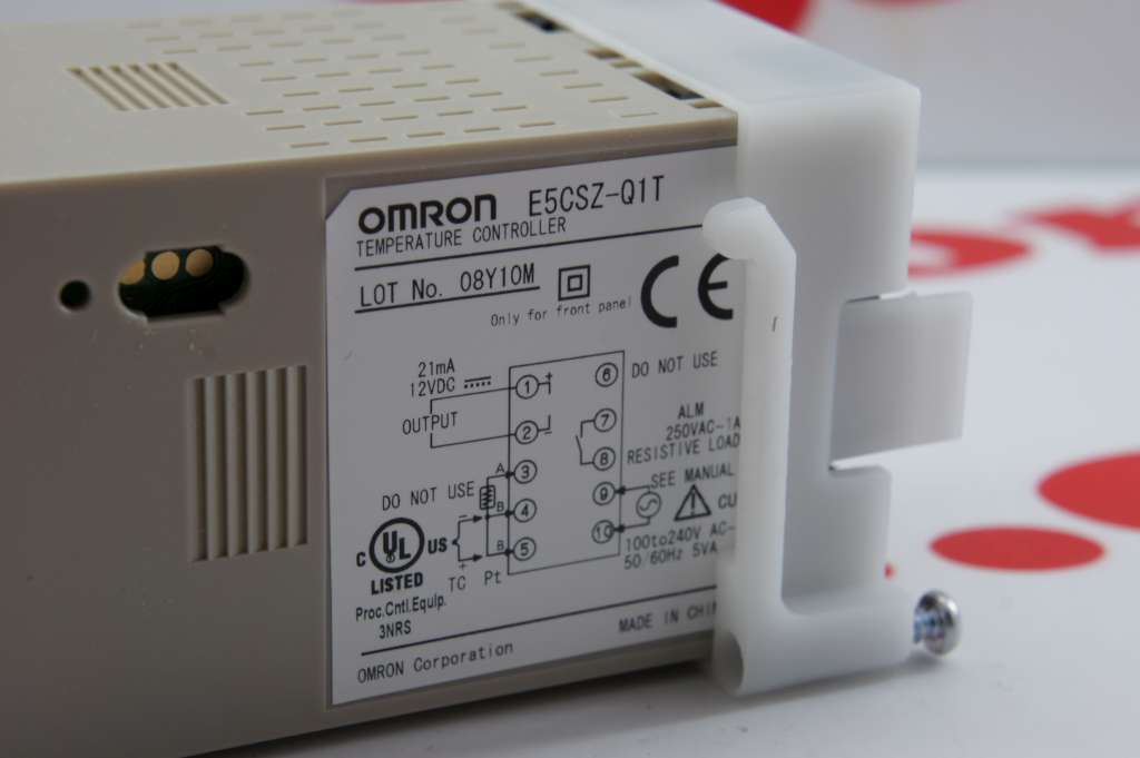 Bộ điều khiển nhiệt độ Omron E5CSZ-Q1T