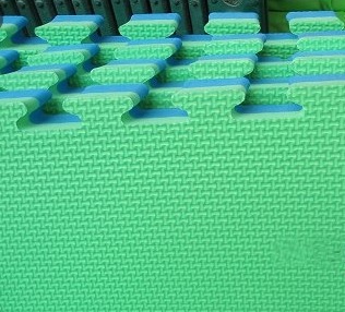 Thảm xốp trải sàn 2 lớp màu xanh dương xanh lá 1m x 1m x 26mm