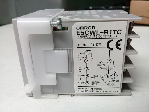 Bộ điều khiển nhiệt độ Omron E5CWL-R1TC, AC100-240, đầu ra relay 250VAC-3A