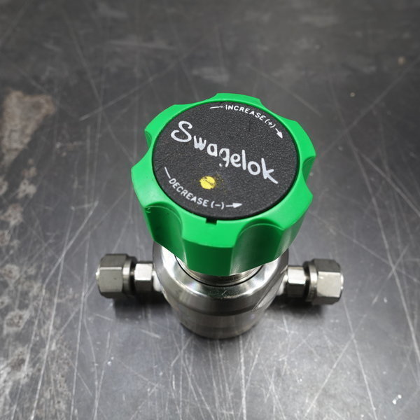 Bộ điều chỉnh áp suất ngược Swagelok KBP1F0A4A5A20000, 0 - 100 psig (6,8 bar)