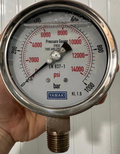 Đồng hồ đo áp suất Yamaki, dải đo 0-1000 bar, mặt kính 100, chân kết nối 1/2" NPT (21mm), có dầu